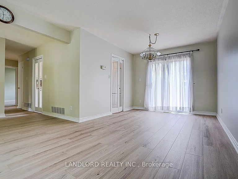 2294 Wyandotte Dr — Photo 14