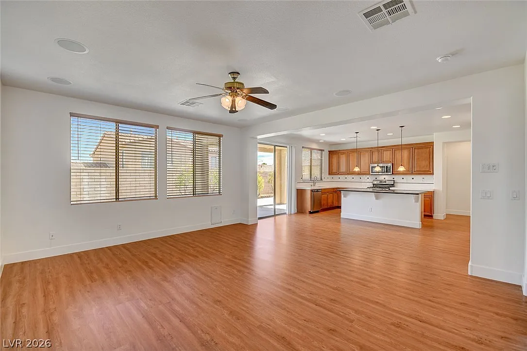 4 bed, 3.0 bath, 2419 sqft, $2,750 — Photo 3