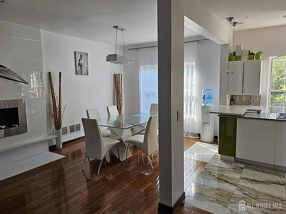 4th image of 10 Russell Ct