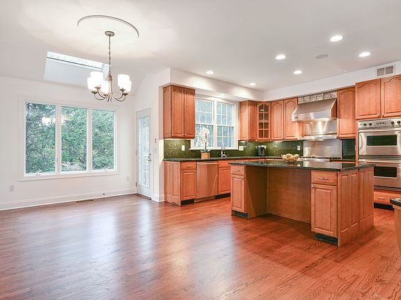 3rd image of 84 Dimond Ave