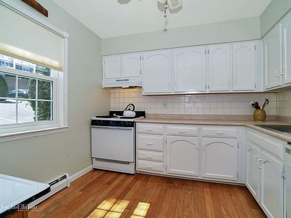 5th image of 10 Harbour Ln APT 7A