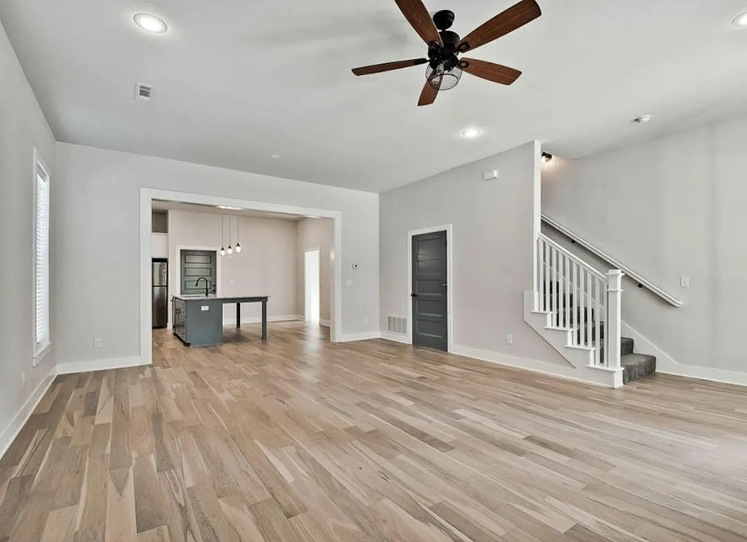 3 bed, 2.5 bath, 1760 sqft, $2,400 — Photo 2