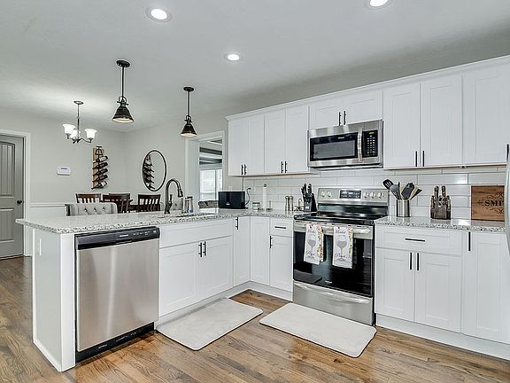 5th image of 2418 Castlewood Dr