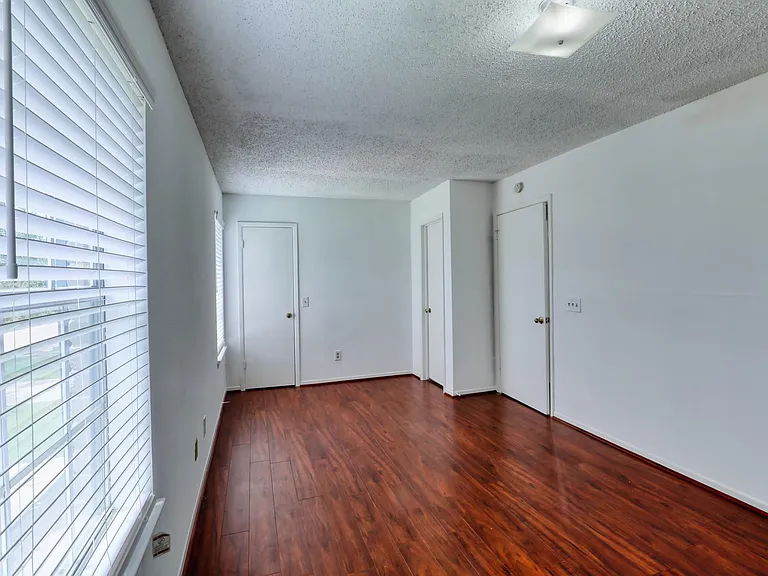 2931 Great Lakes Ave — Photo 5