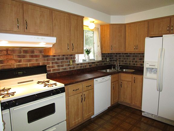 Eat-In Kitchen, gas stove