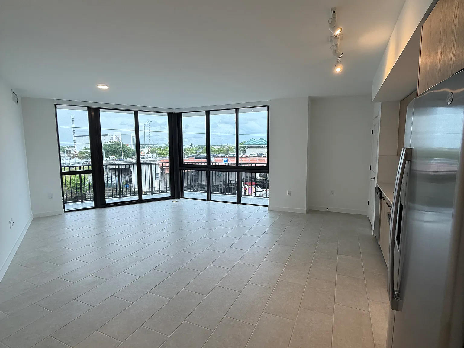 2 bed, 1044 sqft, $2,690 — Photo 3