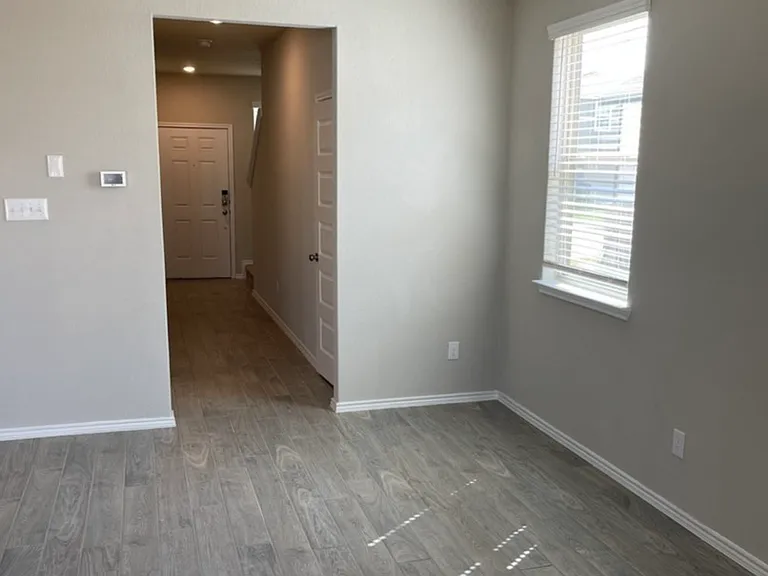 2532 Ayers Dr — Photo 3