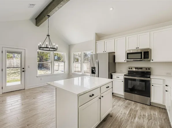 701 E 3rd St, Elgin, TX 78621