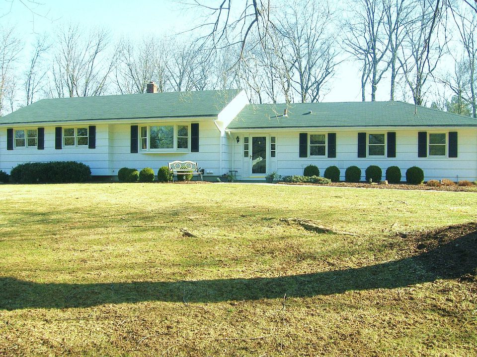 Large 4BR 2.5 BA ranch on 1 gorgeous acre
