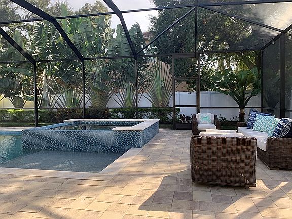  9x7ft spa/hot tub w/ 6 jets