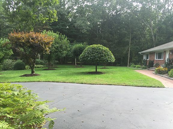 3rd image of 8 Hillcrest Ln