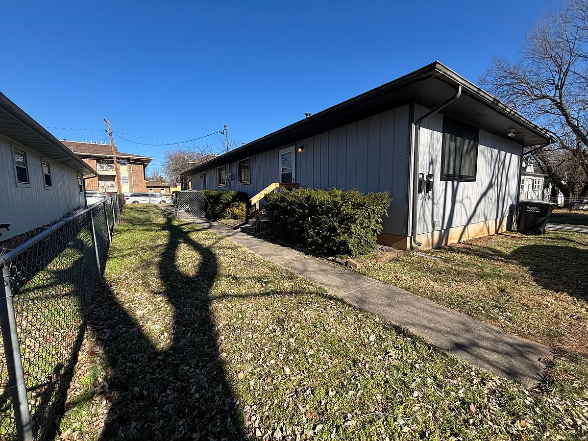 Building Photo - 1046 W Elm St
