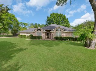 422 Shadowwood Trl, Red Oak, TX 75154