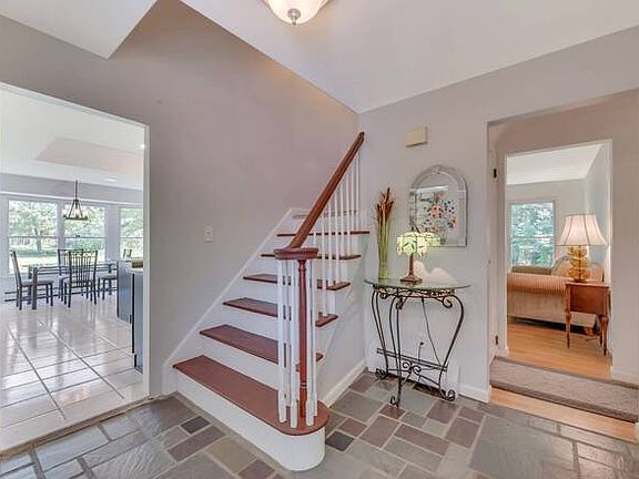 4th image of 290 Village Ln