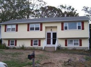 1 Glen Meadows Ct, Warwick, RI 02889