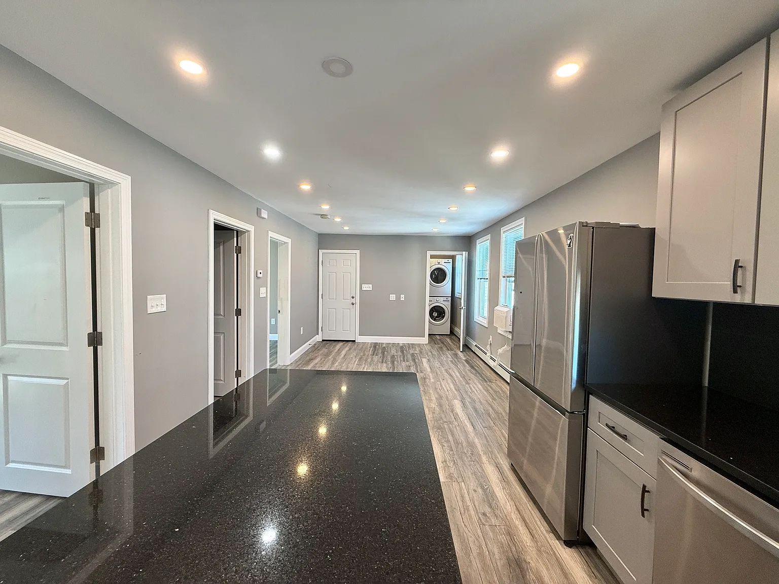 3 bed, 1000 sqft, $3,300 — Photo 3
