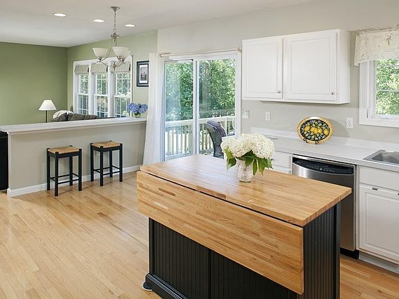 3rd image of 536 Lunns Way