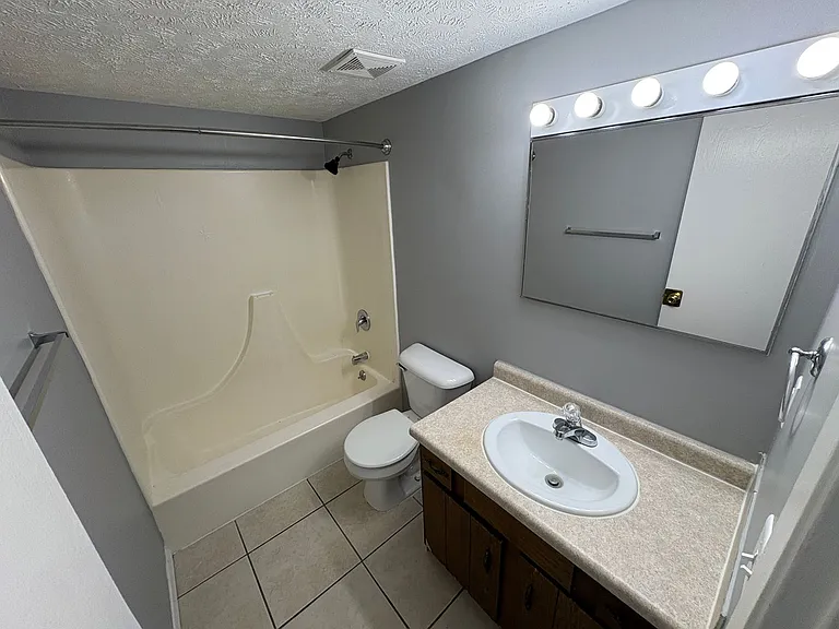2015 J — Photo 13