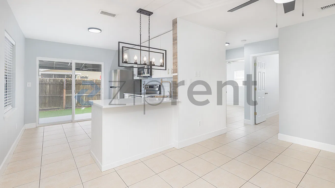 2 bed, 709 sqft, $2,100 — Photo 3