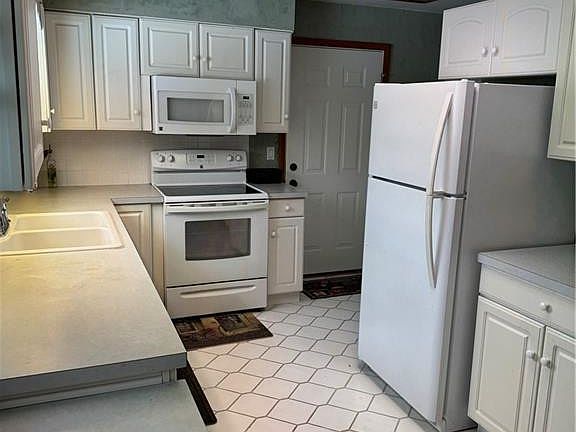 5th image of 13 Baker Dr