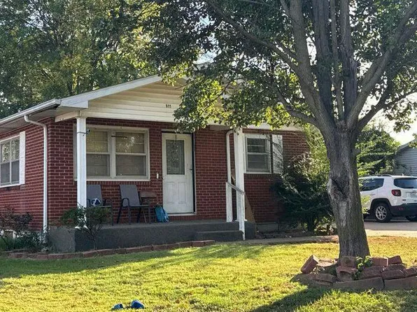 911 Crescent Dr, Sikeston, MO 63801