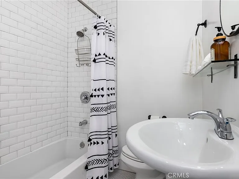 6008 Carlton Way — Photo 22