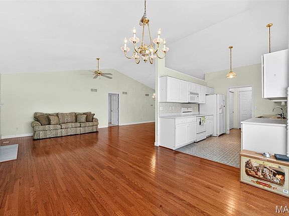 4th image of 520 Woodview Meadows Ct