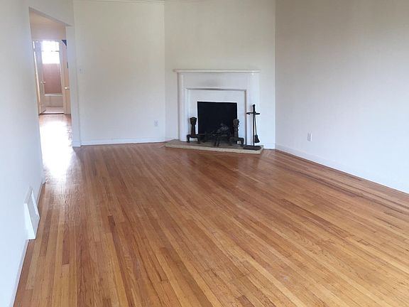 Livingroom with fireplace.