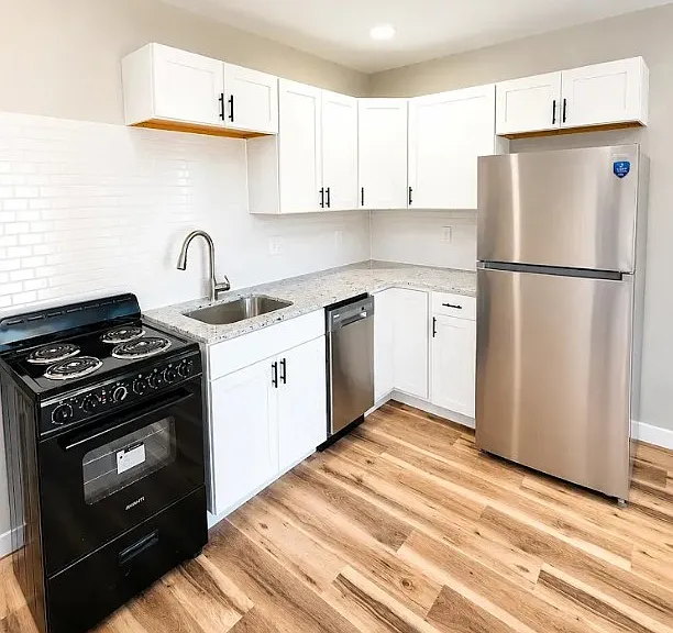 910 W 13th St — Photo 2