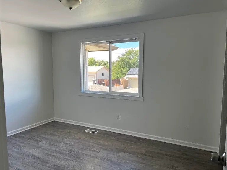 2115 W 8th Pl — Photo 14
