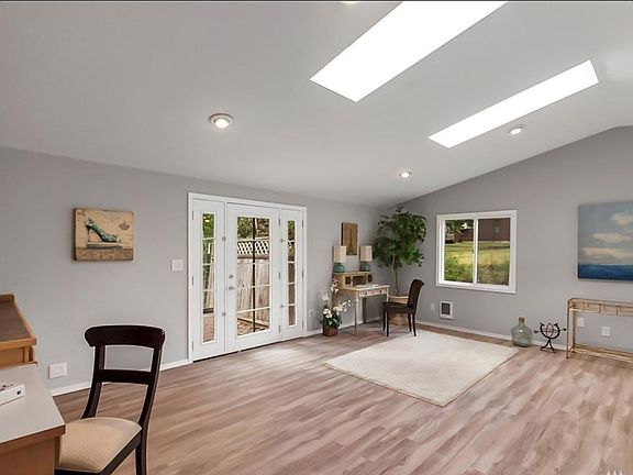 Extra Living Room (Family Room)