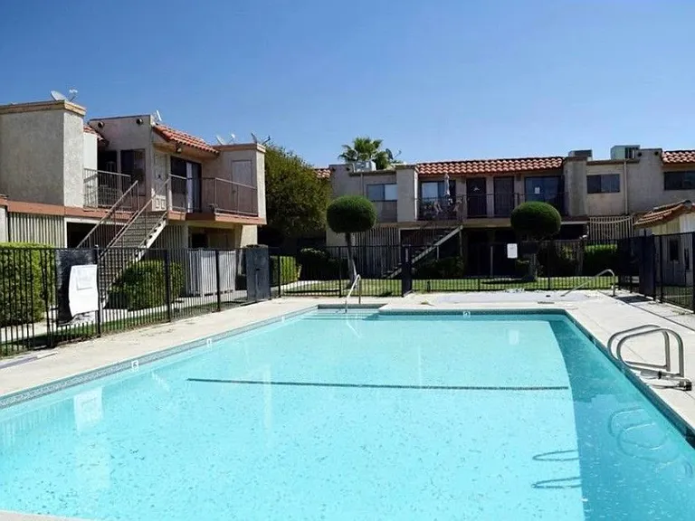 2423 W Acacia Ave — Photo 24