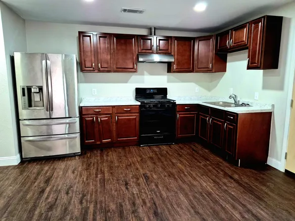724 S 13th St, Nederland, TX 77627