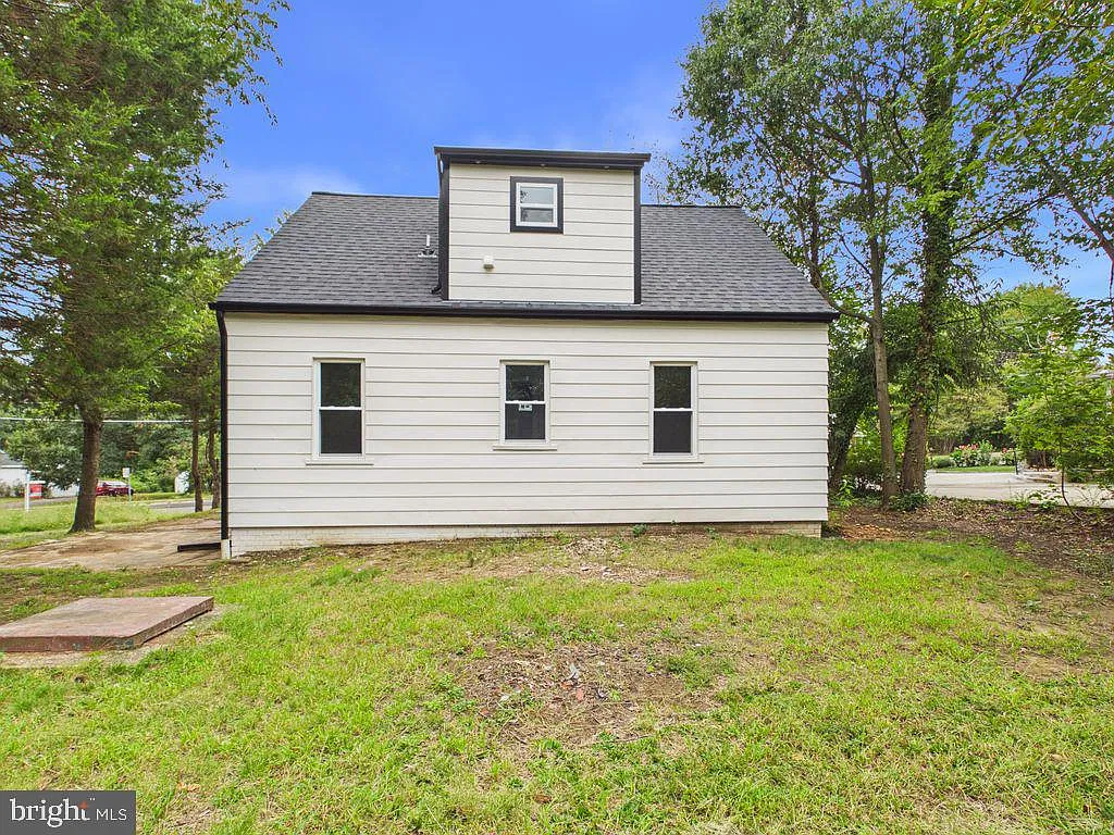 3 bed, 2.0 bath, 1223 sqft, $3,100 — Photo 2