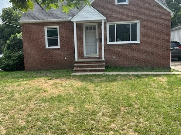 1351 Parkview Dr, Lyndhurst, OH 44124