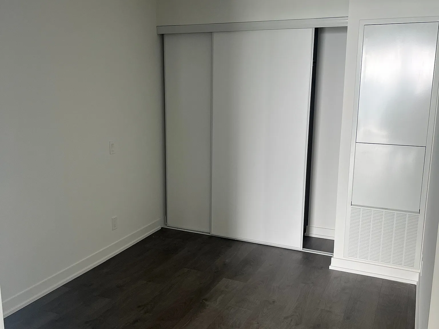 Debut Condominiums — Photo 4