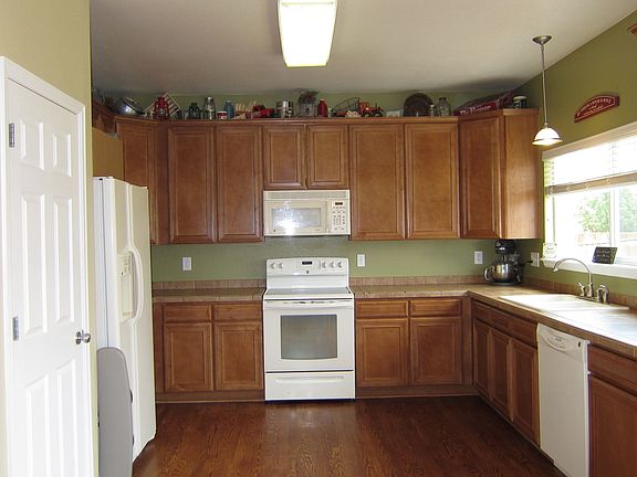 kitchen w/ pantry