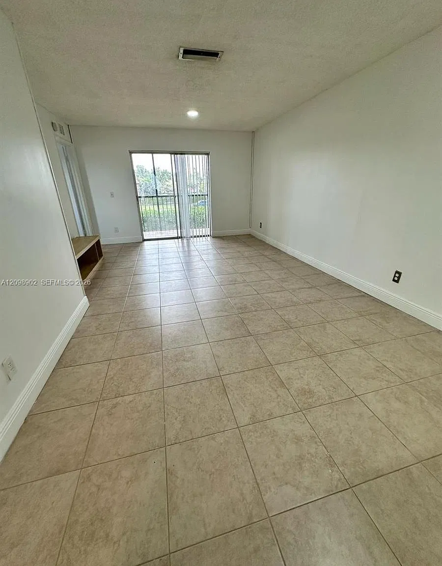 Bella Grand Condo — Photo 3