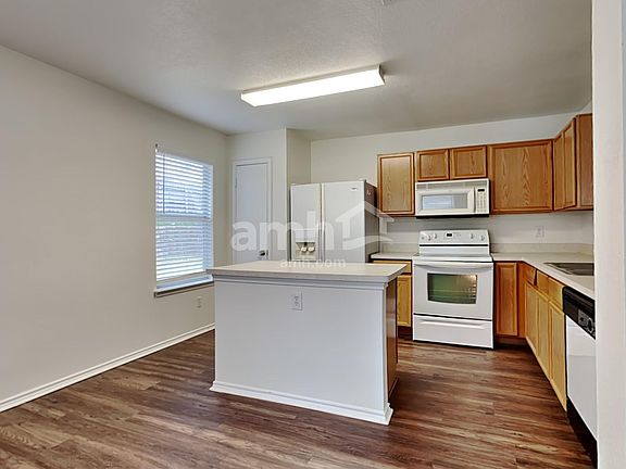 3rd image of 736 Vista Verde Dr