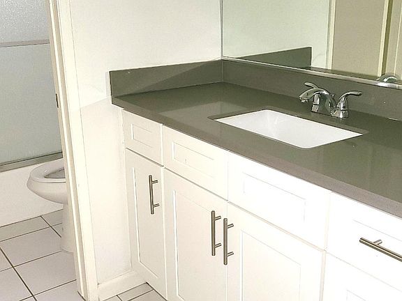 4th image of 909 Westbourne Dr #6