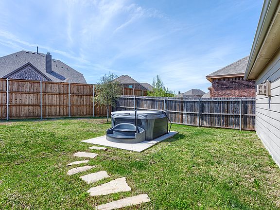 3rd image of 912 Lake Cypress Ln
