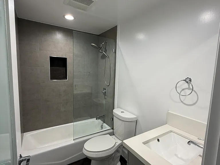 4557 Rosewood Ave #7 — Photo 2