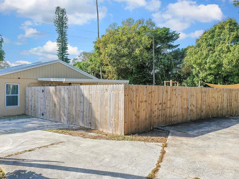 1002 Avenue E — Photo 25