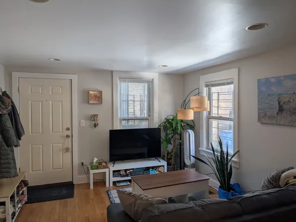 1746 W Beach Ave, Chicago, IL