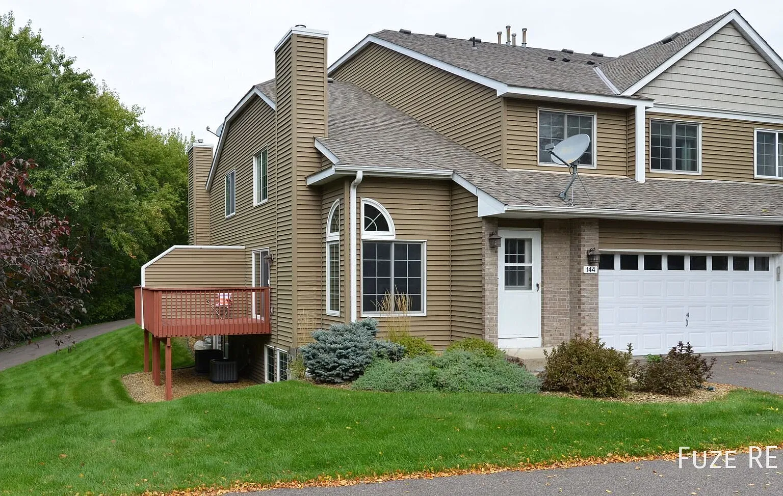 Upper level 3 bed, 1.5 bath apartment/townhome upper level ,separate entrance — Photo 1