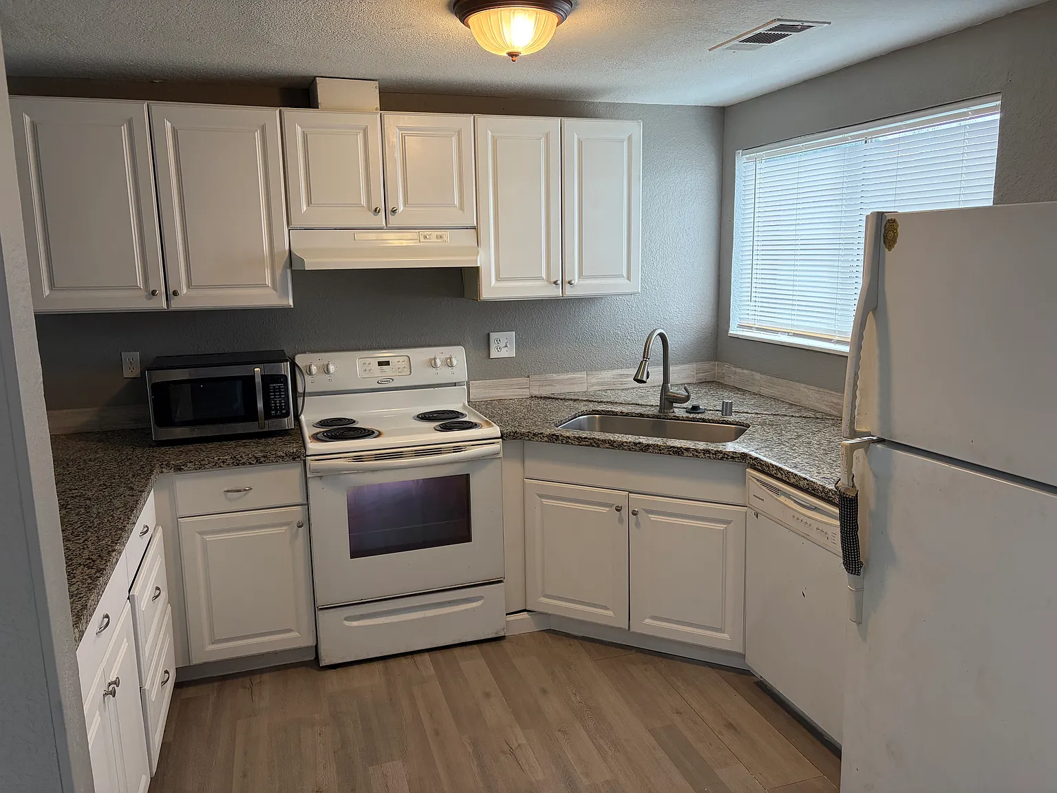 2128 Mount Vernon Dr — Photo 3
