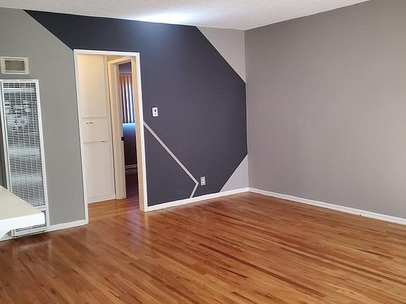 3rd image of 1622 Grismer Ave #C