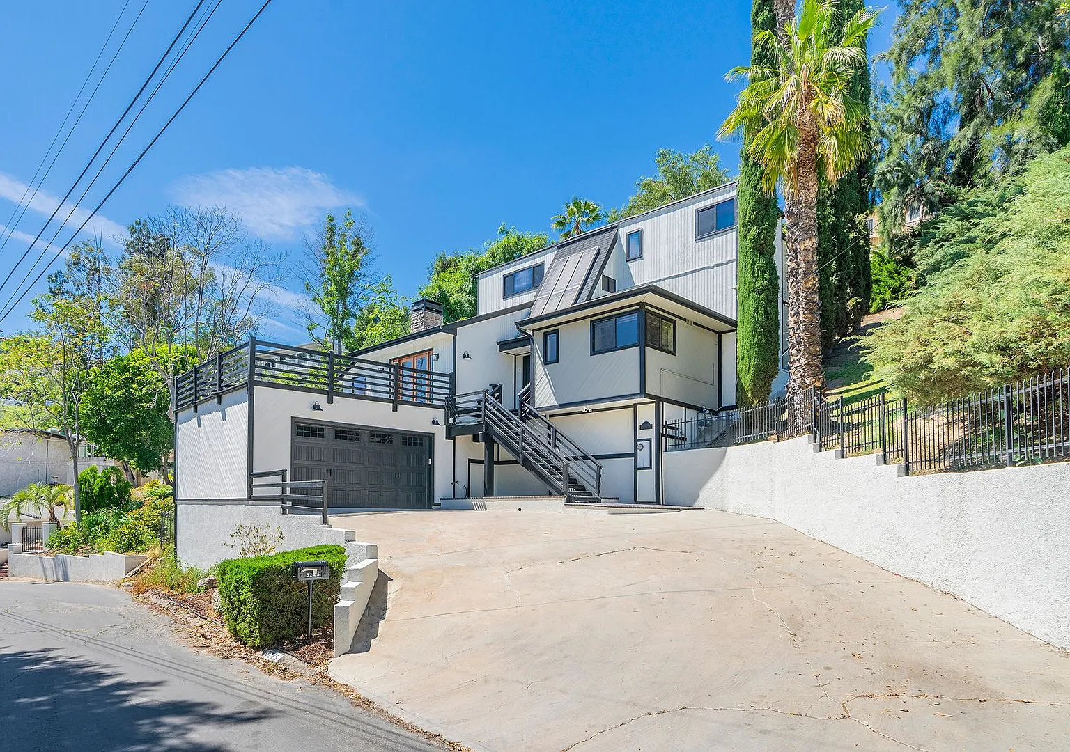 Beautifully Renovated Woodland Hills Home — Photo 2