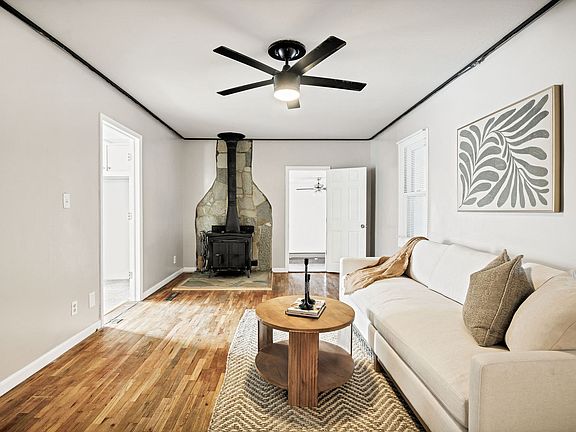 3rd image of 1007 Bonneville Ave