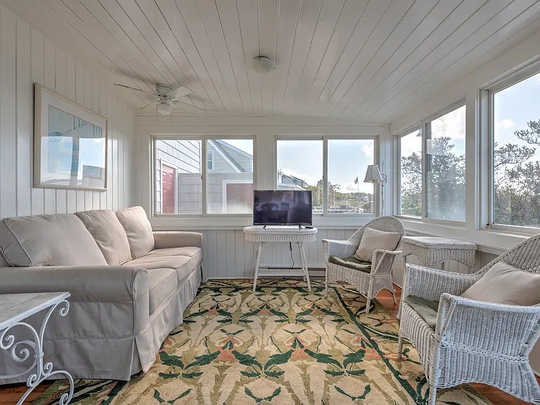 21 E Beach Dr — Photo 8